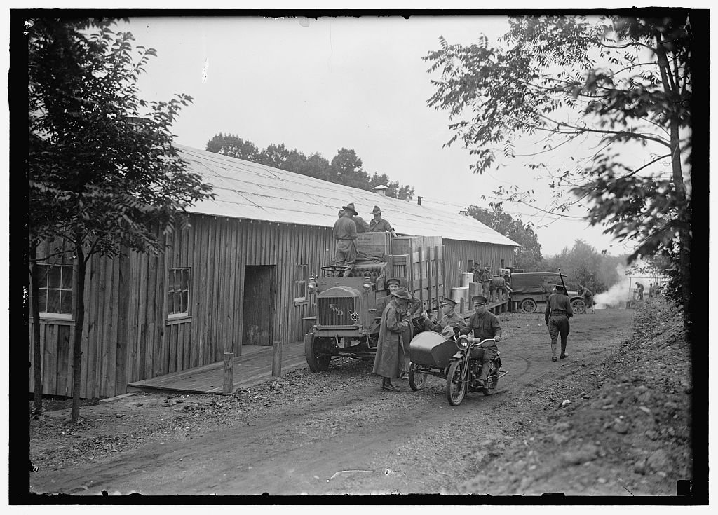 A motorcycle with a sidecar, in a photograph from 1917.